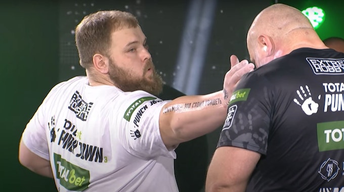 Der Russe Wassilij Kamotski bei einem Kampf des Ohrfeigen-Turniers Slap Fighting Championship am gegen den Polen Dawid Zalewski.
