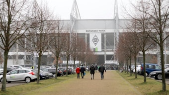 Der Borussia-Park in Mönchengladbach. Auf diesem Bild am 25. Januar 2020 zu sehen. Zuschauerinnen und Zuschauer schreiten Richtung Stadiontore.