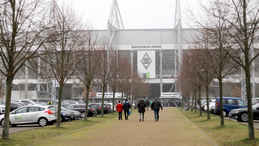 Der Borussia-Park in Mönchengladbach. Auf diesem Bild am 25. Januar 2020 zu sehen. Zuschauerinnen und Zuschauer schreiten Richtung Stadiontore.