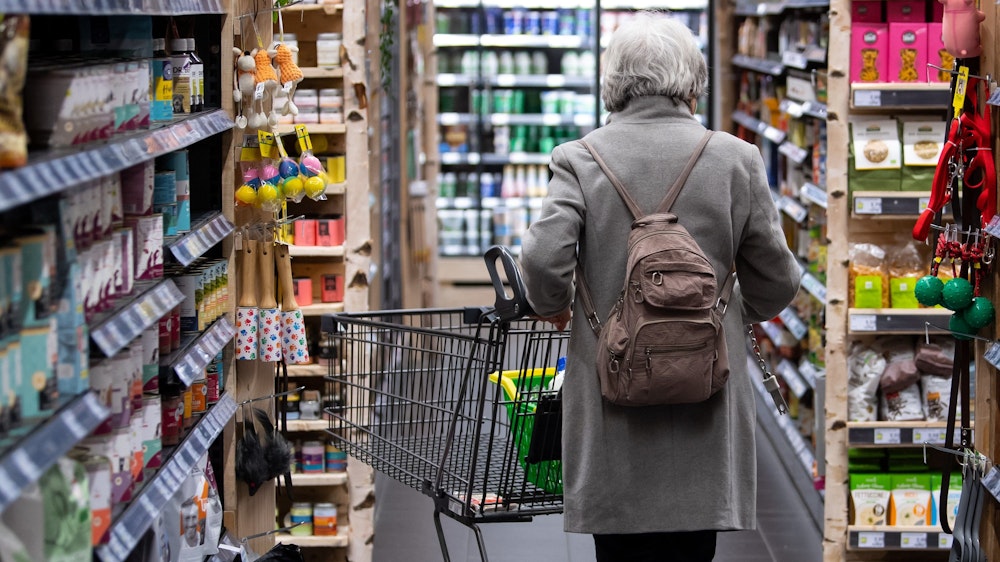 Eine Frau geht mit ihrem Einkaufswagen durch einen Supermarkt. Am 04.04.2022 soll die Maskenpflicht im Supermarkt wegfallen. +++ dpa-Bildfunk +++