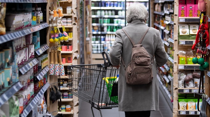 Eine Frau geht mit ihrem Einkaufswagen durch einen Supermarkt. Am 04.04.2022 soll die Maskenpflicht im Supermarkt wegfallen. +++ dpa-Bildfunk +++