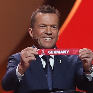 Lothar Matthäus hält das Los von Deutschland in den Händen.
