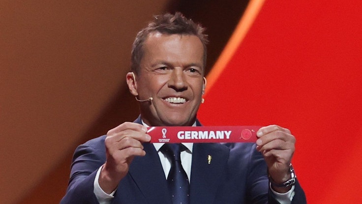 Lothar Matthäus hält das Los von Deutschland in den Händen.