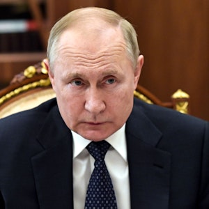 Das von der staatlichen russischen Nachrichtenagentur Sputnik via AP veröffentlichte Poolfoto zeigt Wladimir Putin, Präsident von Russland, der an einem Treffen teilnimmt