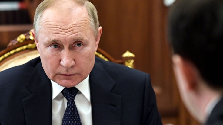 Das von der staatlichen russischen Nachrichtenagentur Sputnik via AP veröffentlichte Poolfoto zeigt Wladimir Putin, Präsident von Russland, der an einem Treffen teilnimmt