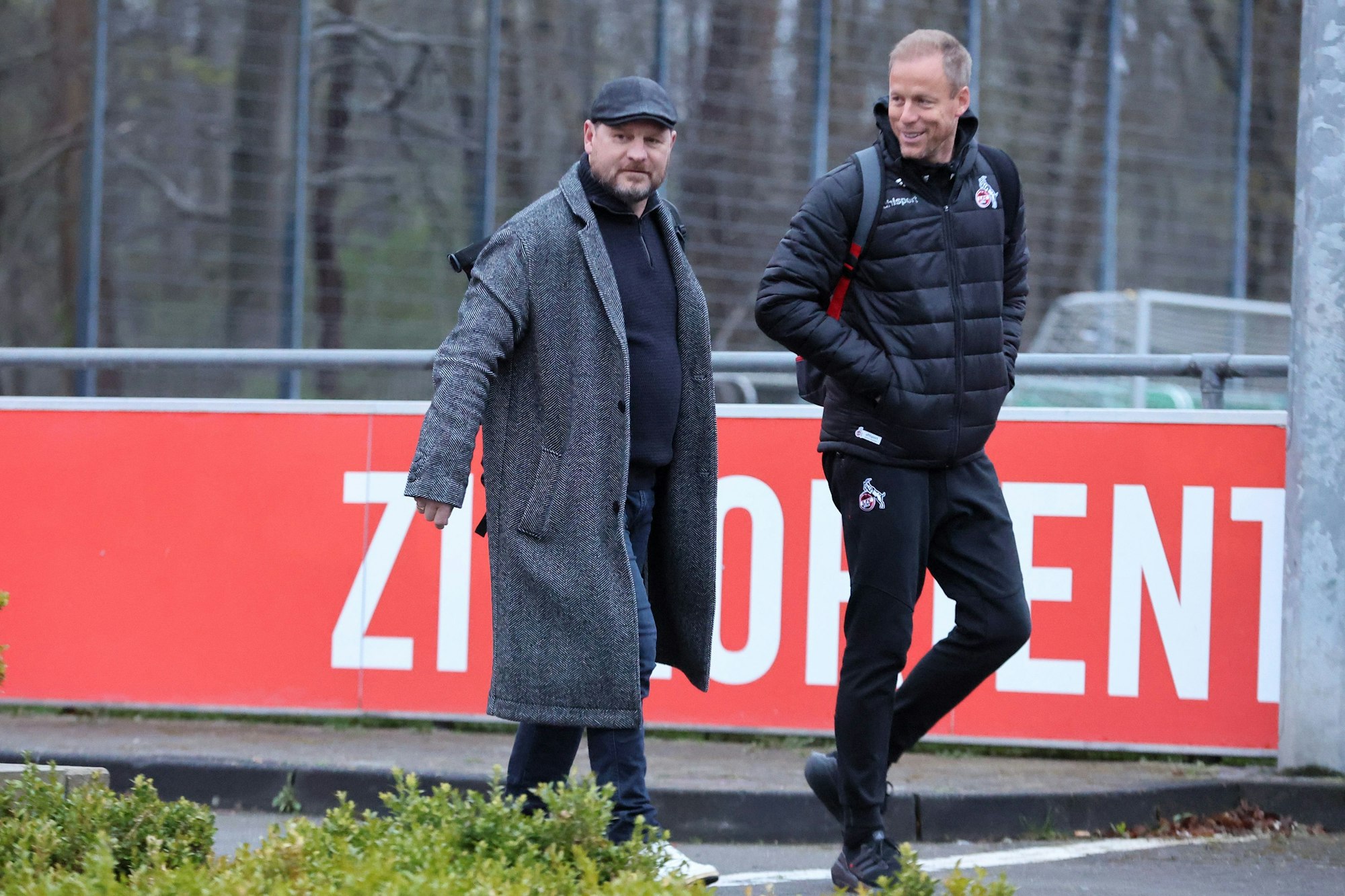 Steffen Baumgart geht mit Kevin McKenna in die Trainerkabine des 1. FC Köln.