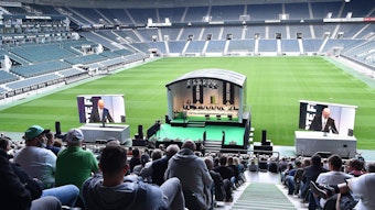 Mitgliederversammlung bei Borussia Mönchengladbach. Dieses Bild zeigt die Versammlung der Borussia am 10. August 2021. Die Mitglieder schauen von der Südtribüne aus auf das Podium.