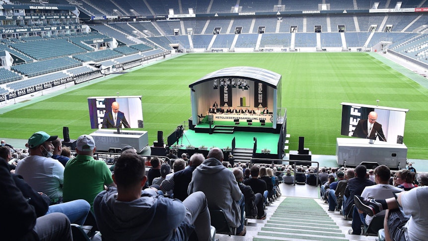 Mitgliederversammlung bei Borussia Mönchengladbach. Dieses Bild zeigt die Versammlung der Borussia am 10. August 2021. Die Mitglieder schauen von der Südtribüne aus auf das Podium.