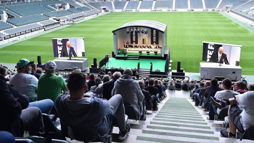Mitgliederversammlung bei Borussia Mönchengladbach. Dieses Bild zeigt die Versammlung der Borussia am 10. August 2021. Zu sehen sind Mitglieder auf der Tribüne und die große Bühne.