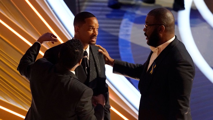 Sean Combs (l-r), Will Smith und Tyler Perry unterhalten sich bei der 94. Verleihung der Academy Awards in Hollywood, nachdem Smith wutentbrannt auf die Bühne gelaufen war und seinem Kollegen Ch. Rock eine Ohrfeige gegeben hat.