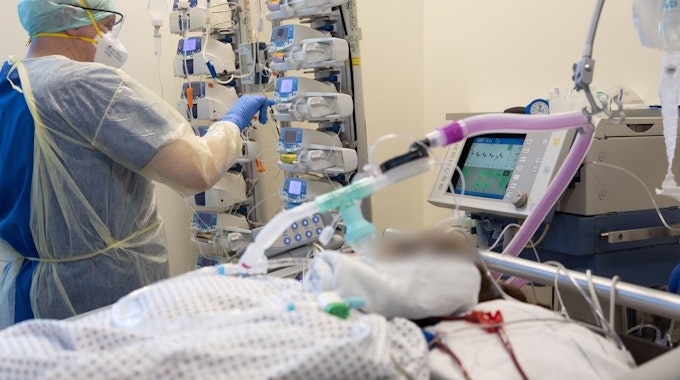Die Lage in vielen deutschen Kliniken verschärft sich wegen des Krankenstands zusehends. Ein Krankenpfleger versorgt Ende März einen schwer an Corona erkrankten Patienten auf der Intensivstation von einem Krankenhaus in Niedersachsen.