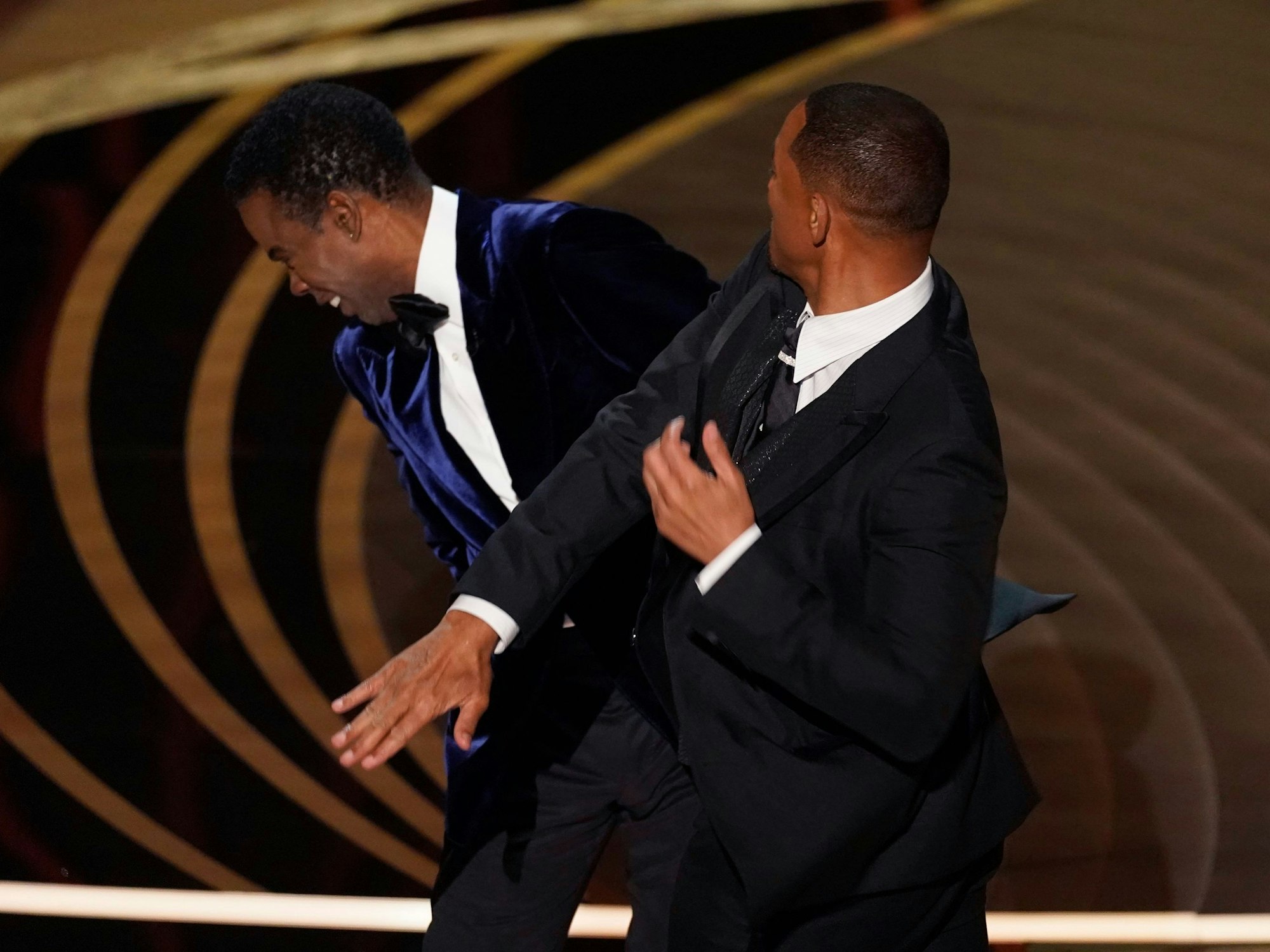 Will Smith (r.) verpasst Chris Rock bei der Oscar-Verleihung eine Ohrfeige