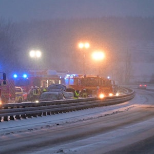 Unfall mit mehreren Fahrzeugen auf der A45 in Drolshagen am Freitagabend.