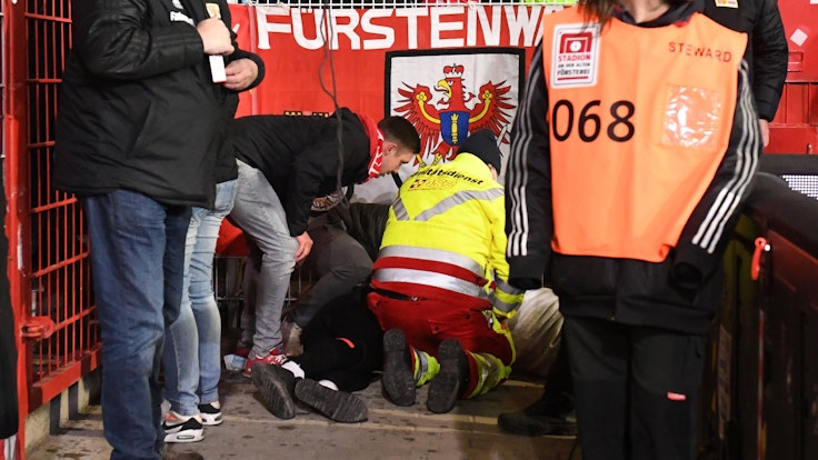 Ein verunglückter Fan wird beim Bundesliga-Spiel Union Berlin gegen den 1. FC Köln von Sanitätern versorgt