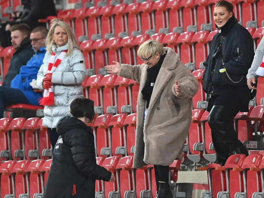 Katja Baumgart und Tochter Emilia stehen vor Anpfiff des Bundesliga-Spiels Union Berlin gegen 1. FC Köln auf der Tribüne.