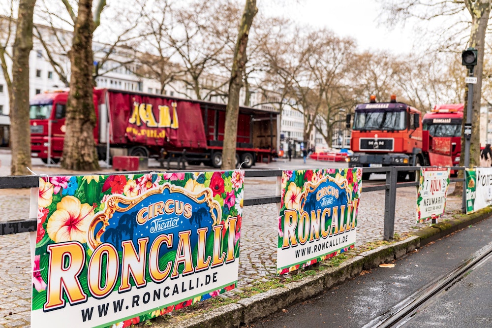 Aufbauarbeiten von Circus Roncalli auf dem Neumarkt Ende März.