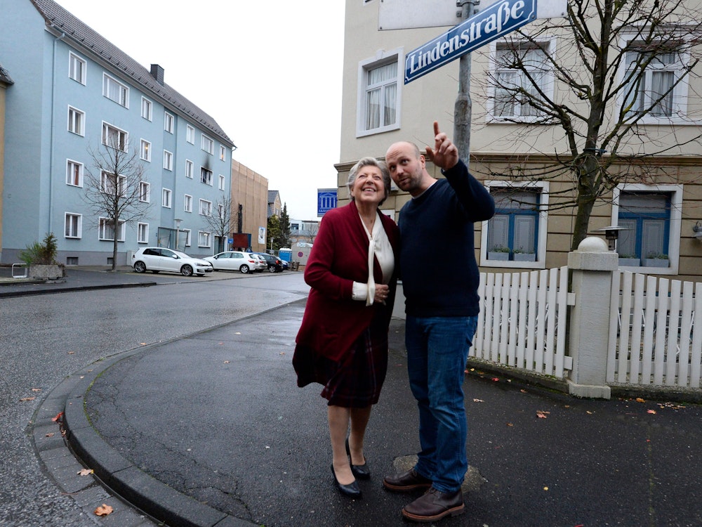 Schauspielerin Marie-Luise Marjan und Schauspieler Moritz Sachs schauen sich in der Kulisse der ARD-Vorabendserie „Lindenstraße“ um (Foto vom 27. November 2019). Jetzt wird die Kulisse abgerissen.