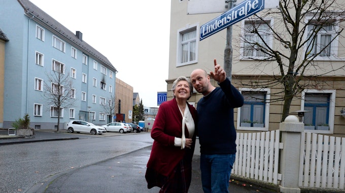 Schauspielerin Marie-Luise Marjan und Schauspieler Moritz Sachs schauen sich in der Kulisse der ARD-Vorabendserie „Lindenstraße“ um (Foto vom 27. November 2019). Jetzt wird die Kulisse abgerissen.