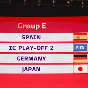 Die Gruppe E mit Spanien, dem Gewinner des Interkontinentalen Play-offs 2, Deutschland und Japan ist auf einer Anzeige zu sehen.
