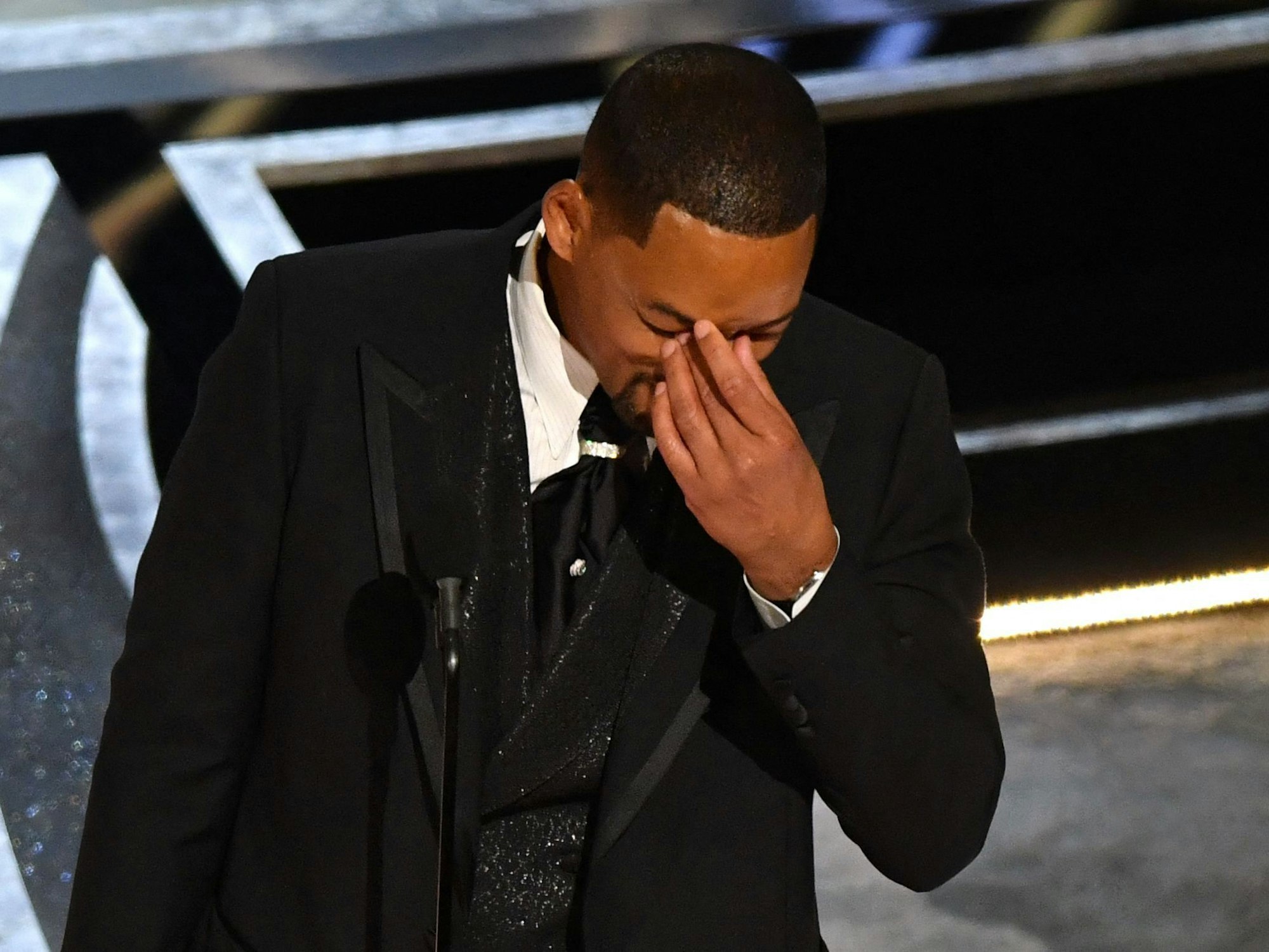 Will Smith bei seiner tränenreichen Rede bei den Oscars 2022. Nun hat der Oscar-Gewinner die Konsequenzen aus seinem Verhalten gezogen.