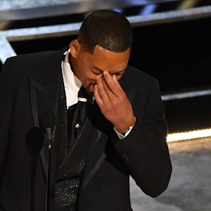 Will Smith bei seiner tränenreichen Rede bei den Oscars 2022. Nun hat der Oscar-Gewinner die Konsequenzen aus seinem Verhalten gezogen.