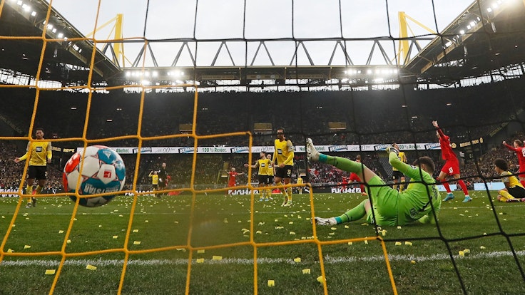 Gregor Kobel (BVB) liegt auf dem Boden, der Ball zappelt im Netz.