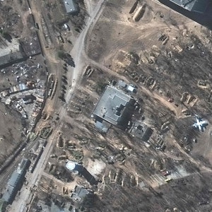 Vom Frachtflughafen Hostomel, hier ein Foto vom 21. März 2022, haben sich die Russen inzwischen zurückgezogen. Am Donnerstag veröffentlichte Drohnenaufnahmen zeigen das Riesenflugzeug und den Militärflughafen nördlichen von Kyjiw.