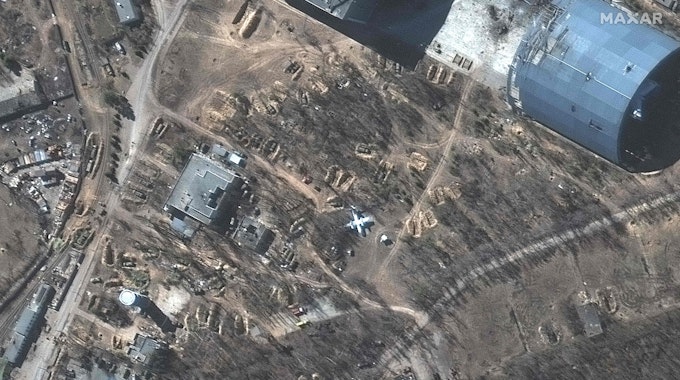 Vom Frachtflughafen Hostomel, hier ein Foto vom 21. März 2022, haben sich die Russen inzwischen zurückgezogen. Am Donnerstag veröffentlichte Drohnenaufnahmen zeigen das Riesenflugzeug und den Militärflughafen nördlichen von Kyjiw.