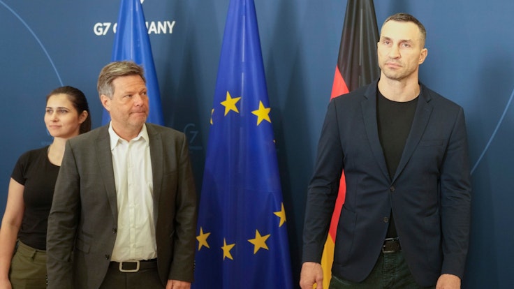 German Economy and Climate Minister Robert Habeck, center, welcomes former heavyweight boxing world champion Wladimir Klitschko, right, brother of Kyiv Mayor Vitali Klitschko, for talks in Berlin, Germany, Thursday, March 31, 2022. (AP Photo/Markus Schreiber)