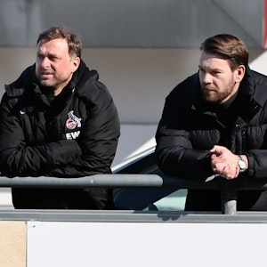 Jörg Jakobs und Thomas Kessler schauen sich gemeinsam eine Trainingseinheit des 1. FC Köln an.