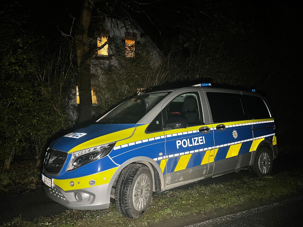 Nach einem Einbruch in Köln sucht die Polizei Zeugen. Die Aufnahme vom 14. Dezember 2021 zeigt einen Streifenwagen, der vor einem Haus steht. Das Foto steht in keinem Zusammenhang mit dem aktuellen Fall.