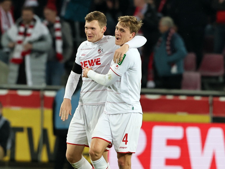 Luca Kilian und Timo Hübers vom 1. FC Köln herzen sich beim Spiel gegen Borussia Dortmund.