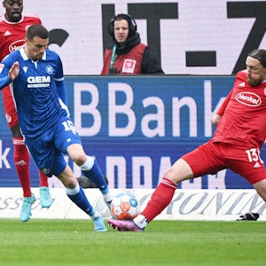 Adam Bodzek (r.) beim Auswärtsspiel von Fortuna Düsseldorf im Zweikampf mit Philip Heise vom Karlsruher SC.