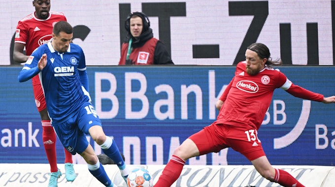 Adam Bodzek (r.) beim Auswärtsspiel von Fortuna Düsseldorf im Zweikampf mit Philip Heise vom Karlsruher SC.
