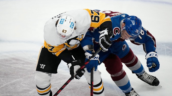 Nico Sturm liefert sich beim Sieg seiner Colorado Avalanche bei den Pittsburgh Penguins ein heißes Duell mit Genspieler Rickard Rakell.