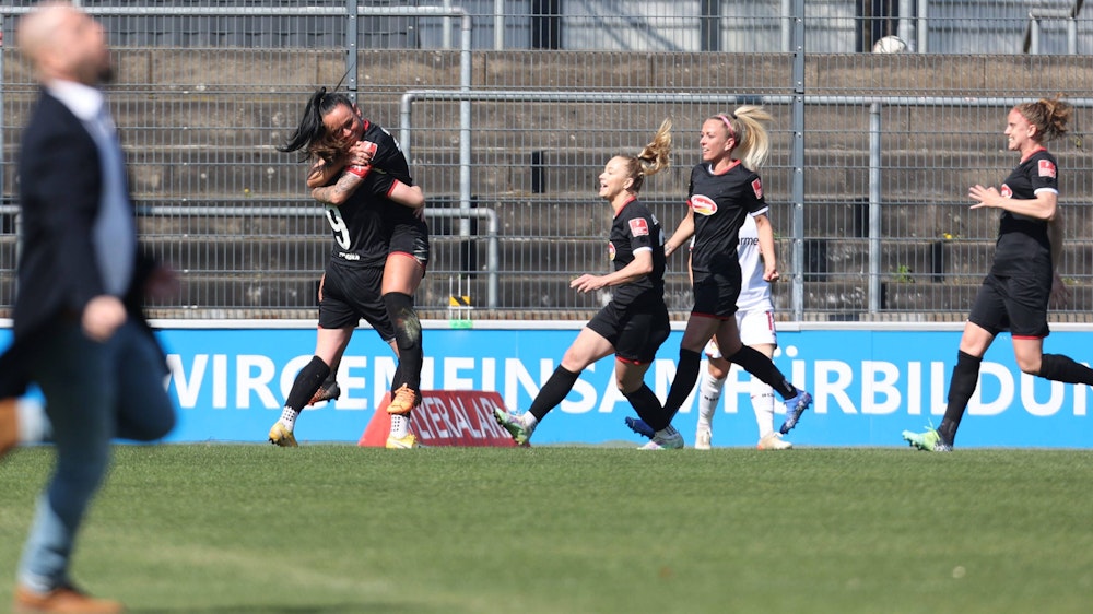 Die Frauen des 1. FC Köln bejubeln ihren Führungstreffer im Rhein-Duell gegen Bayer Leverkusen.