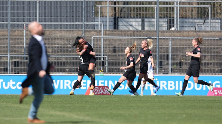 Die Frauen des 1. FC Köln bejubeln ihren Führungstreffer im Rhein-Duell gegen Bayer Leverkusen.