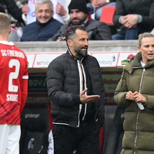Schiedsrichter Christian Dingert diskutiert mit der Bayern-Bank um Hasan Salihamidzic und Kathleen Krüger.