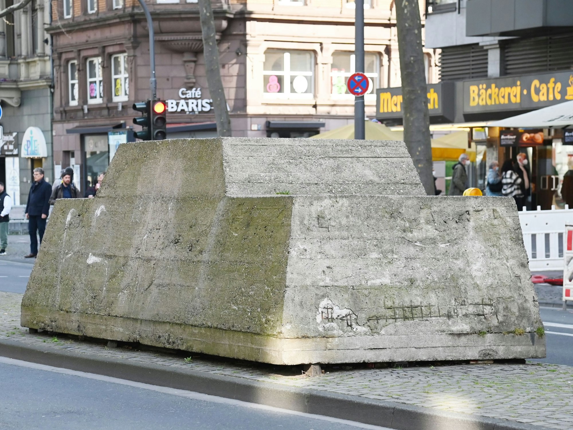 Die Skulptur Ruhender Verkehr auf dem Hohenzollernring.