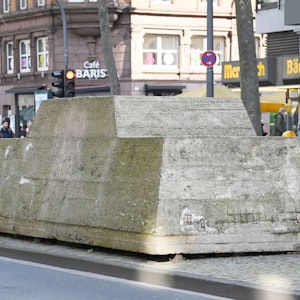 Die Skulptur „Ruhender Verkehr“ (Foto vom 21. März 2022) auf dem Hohenzollernring steht dort seit 1989. Nun soll das Betonauto umgeparkt werden.