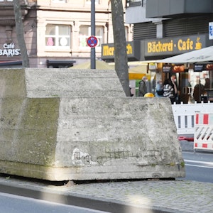 Die Skulptur Ruhender Verkehr auf dem Hohenzollernring.