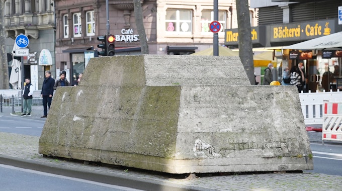 Die Skulptur „Ruhender Verkehr“ (Foto vom 21. März 2022) auf dem Hohenzollernring steht dort seit 1989. Nun soll das Betonauto umgeparkt werden.