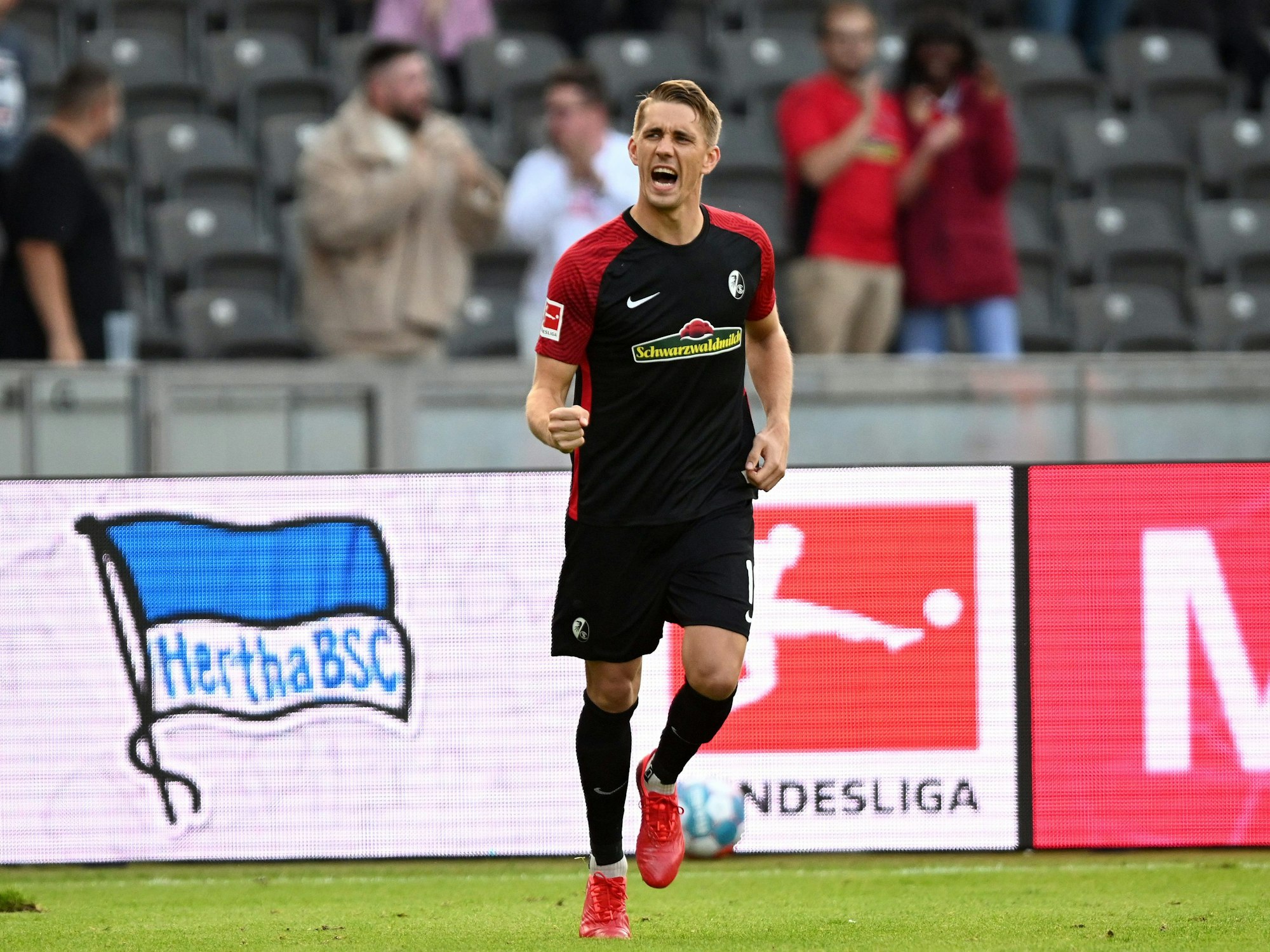 Nils Petersen bejubelt im Freiburg-Dress ein Tor gegen Hertha BSC.
