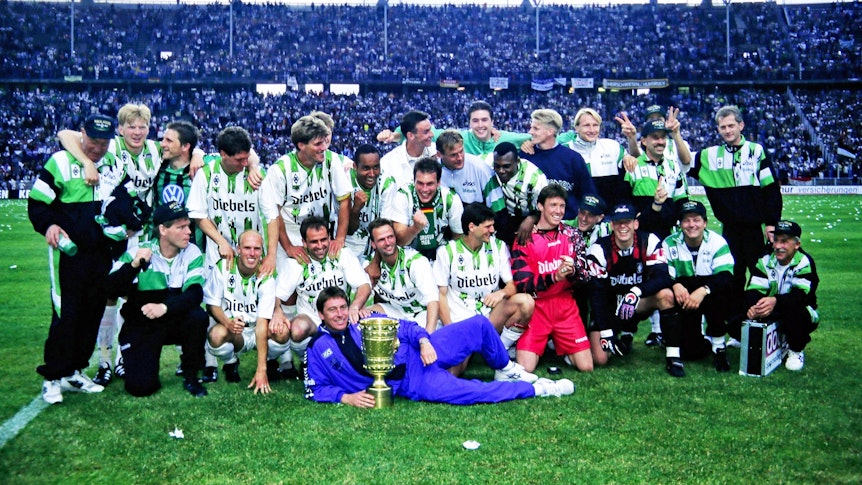 Die DFB-Pokalsieger von Borussia Mönchengladbach am 24. Juni 1995 im Berliner Olympiastadion. Die Fohlen hatten sich im Finale gegen Wolfsburg zuvor durchgesetzt.