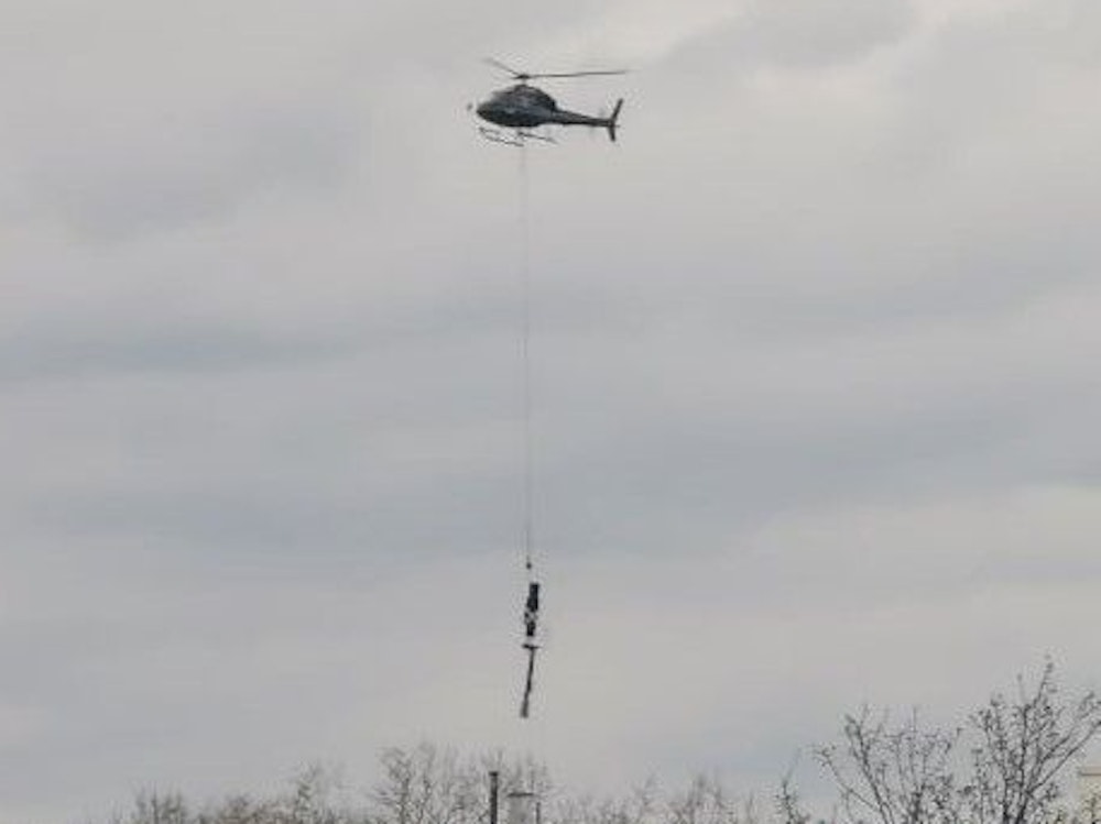 Ein Hubschrauber fliegt über Düsseldorf.
