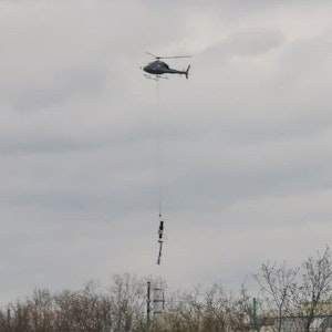 Ein Hubschrauber fliegt über Düsseldorf.