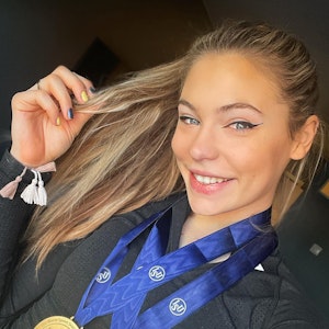 Jutta Leerdam zeigt ihre beiden Goldmedaillen von den Eisschnelllauf-Weltmeisterschaften.