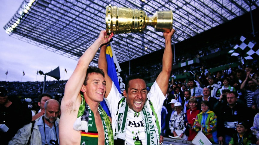 Die ehemaligen Gladbach-Spieler Patrik Andersson (l.) und Martin Dahlin (r.), zwei Schweden, zeigen den Borussia-Fans stolz den DFB-Pokal am 24. Juni 1995 im Berliner Olympiastadion.