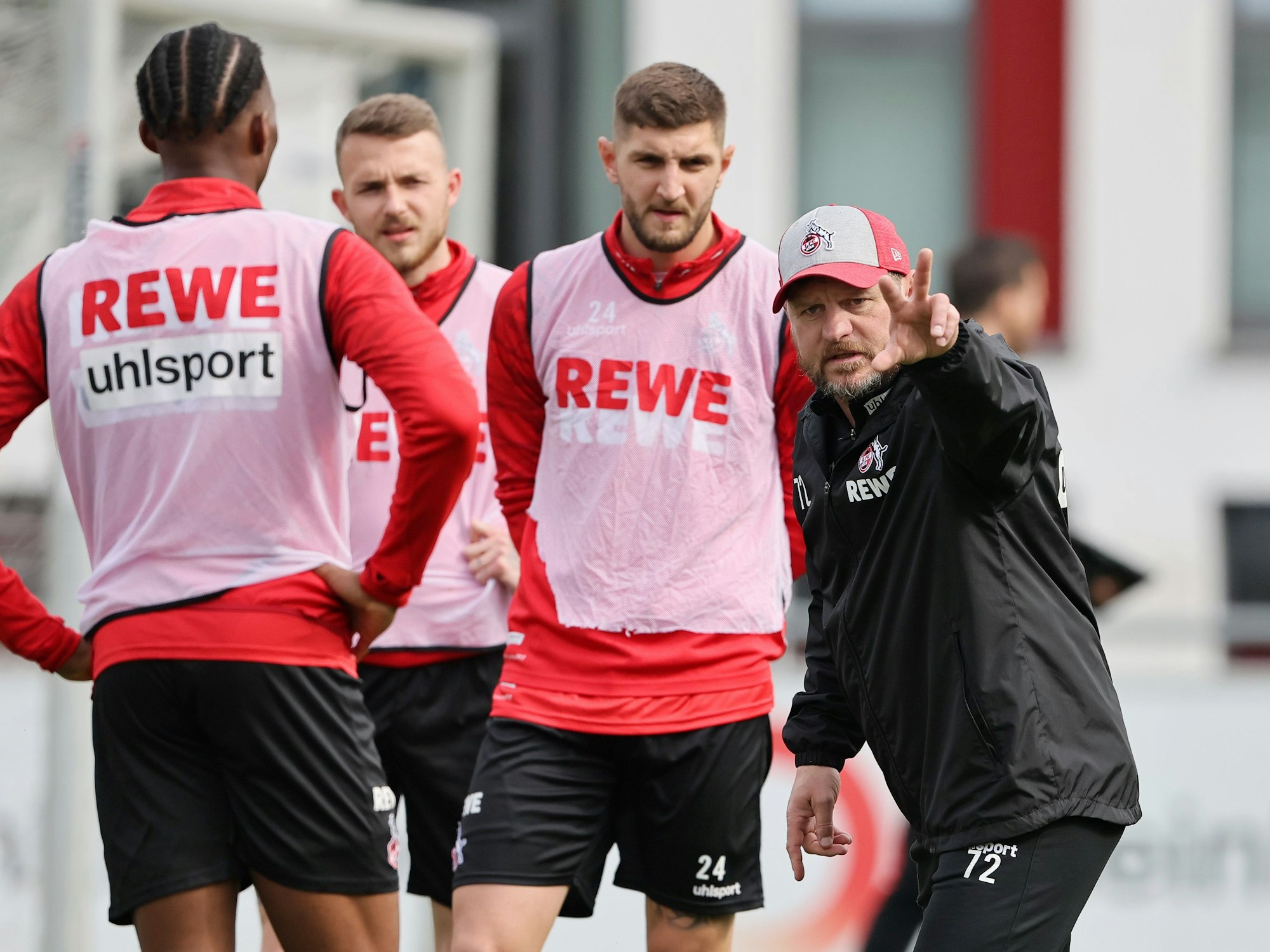 Steffen Baumgart, Trainer des 1. FC Köln, gibt Jeff Chabot, Jannes Horn und Kingsley Ehizibue im Training Anweisungen.
