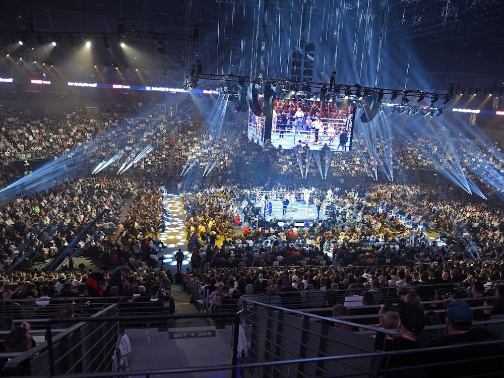 Blick in die Lanxess-Arena bei der Great Fight Night in Köln.